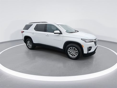Used 2023 Chevrolet Traverse LT image 2