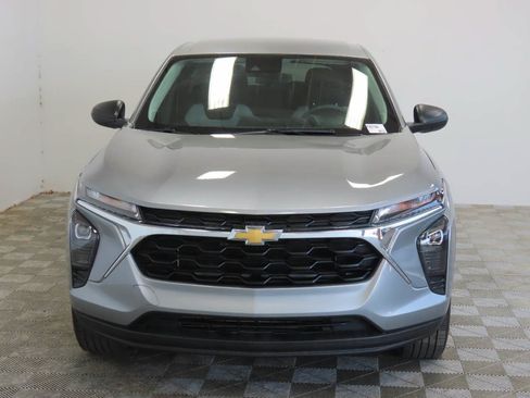 Used 2025 Chevrolet Trax LS FWD image 2