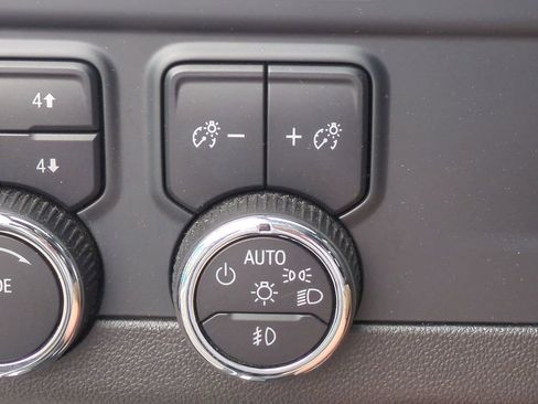 Used 2025 Chevrolet Suburban Z71 image 31