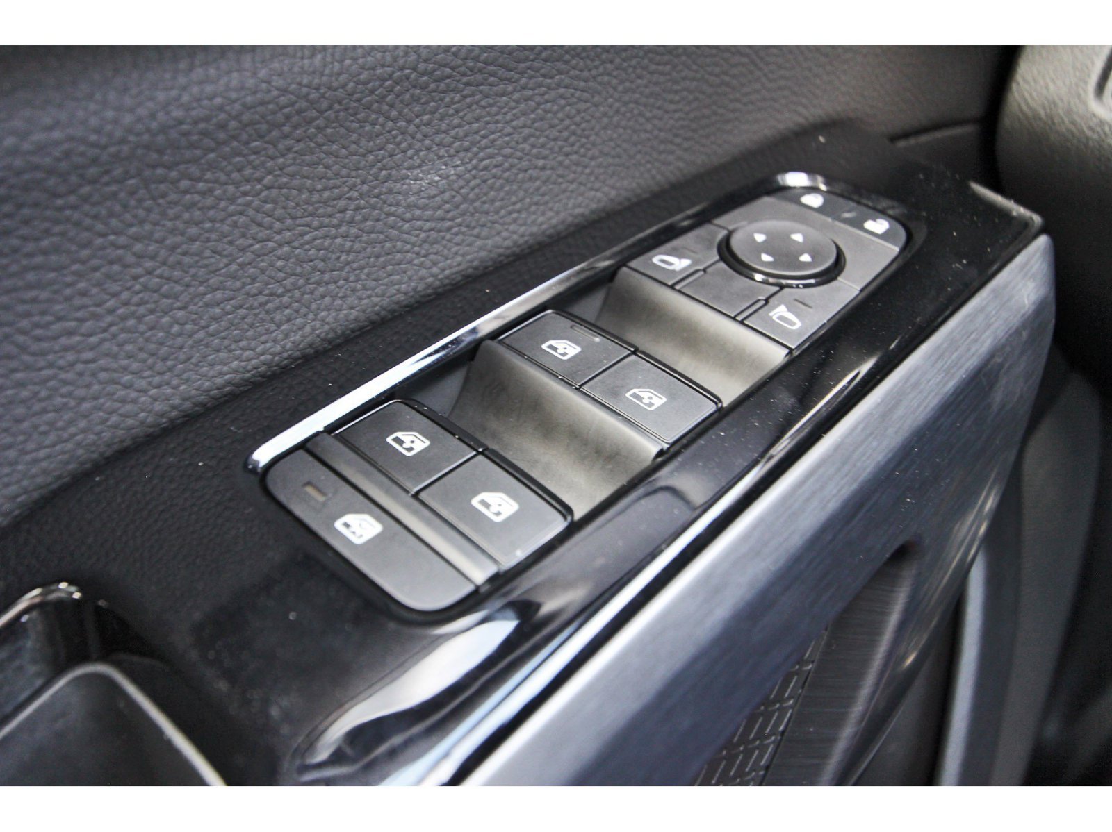 Certified 2025 Nissan Pathfinder SL FWD image 24