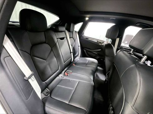 Used 2025 Porsche Macan image 32