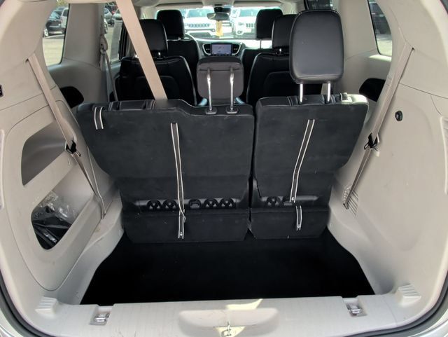 Used 2024 Chrysler Pacifica Touring-L FWD image 27