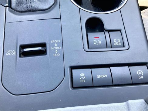 Used 2021 Toyota Highlander LE FWD image 29