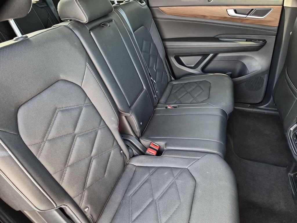 Used 2025 Volkswagen Atlas SE FWD image 31