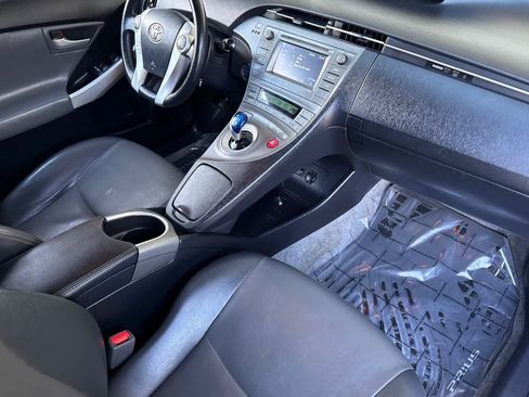 Used 2015 Toyota Prius Five FWD image 16