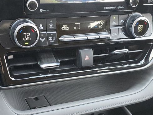 Used 2021 Toyota Highlander LE image 31