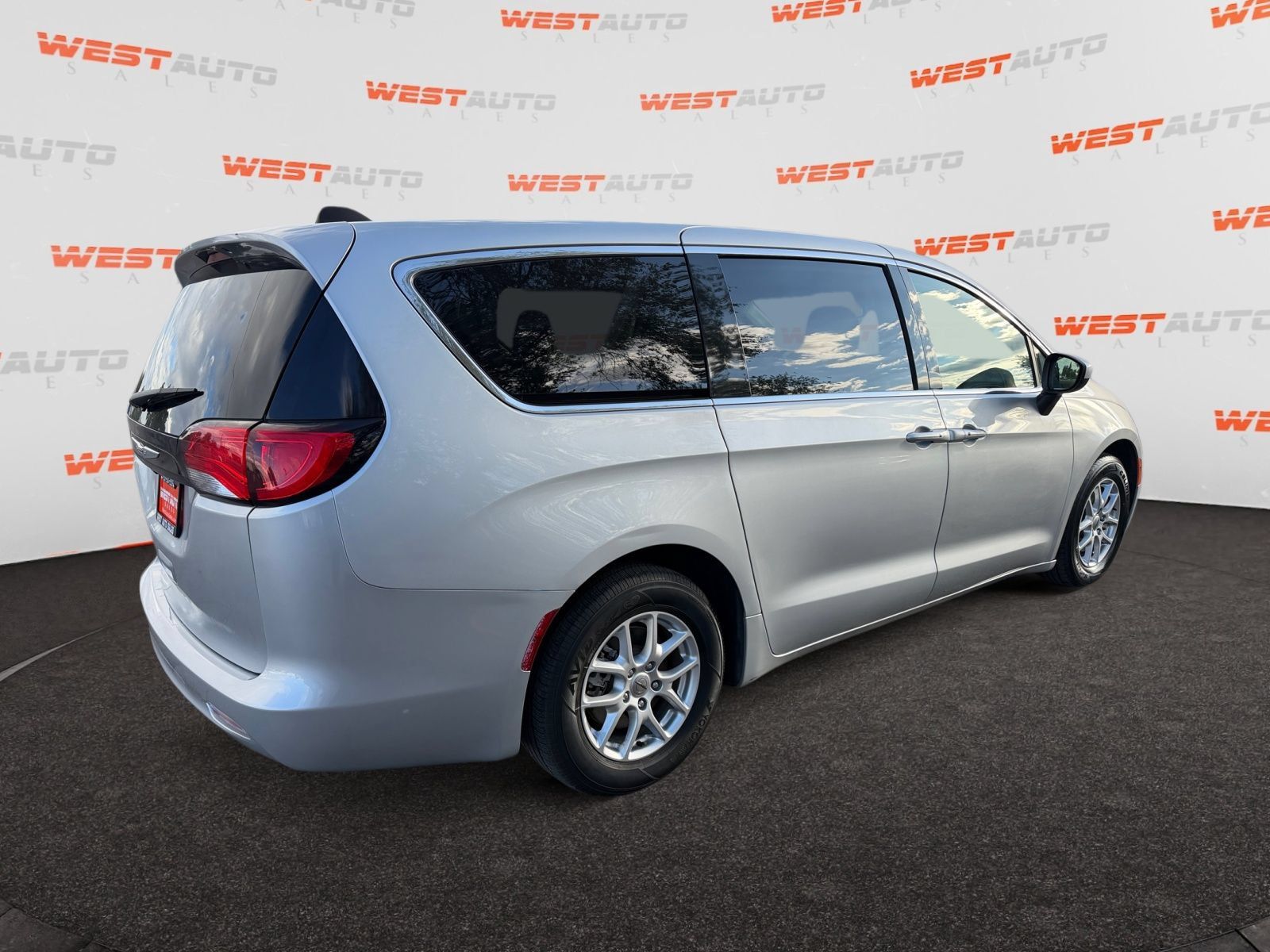 Used 2023 Chrysler Voyager LX FWD image 5