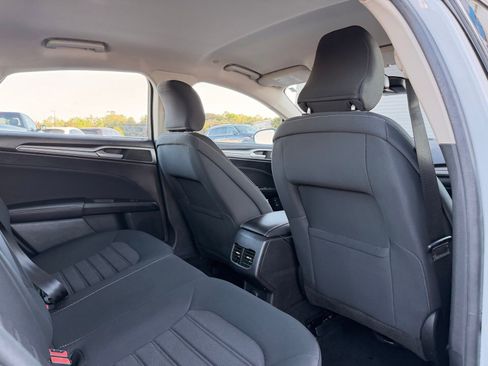 Used 2019 Ford Fusion SE FWD image 17