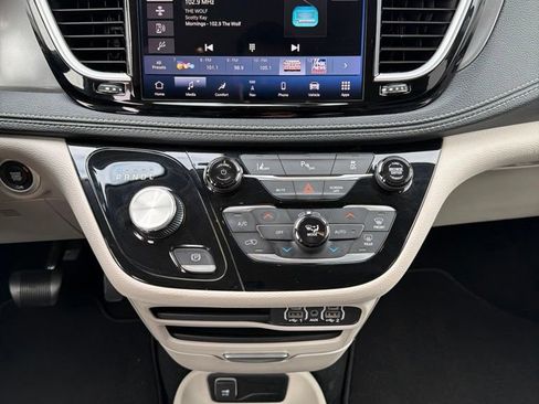 Used 2024 Chrysler Pacifica Limited FWD image 18
