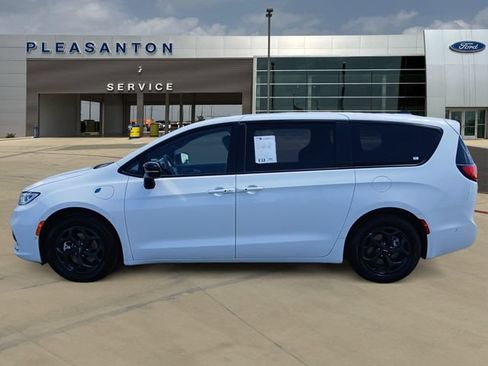 Used 2024 Chrysler Pacifica Limited FWD image 2