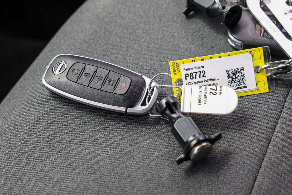 Used 2025 Nissan Pathfinder SV FWD image 32
