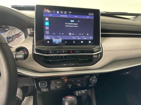 Used 2025 Jeep Compass Limited image 28