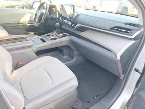 Used 2024 Toyota Sienna LE FWD image 31