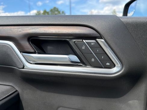Used 2025 GMC Sierra 1500 SLT RWD image 17