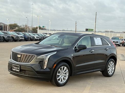 Used 2021 Cadillac XT4 Luxury w/ Cold Weather Package image 2