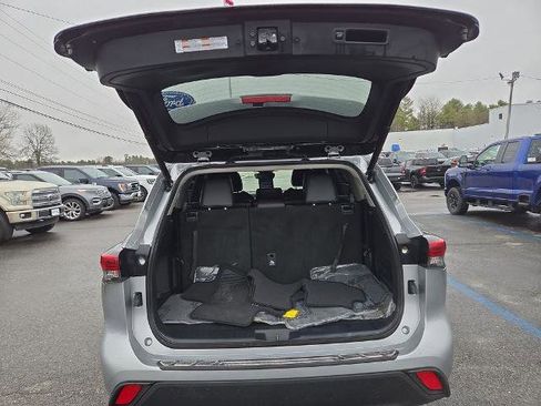 Used 2022 Toyota Highlander XLE image 3