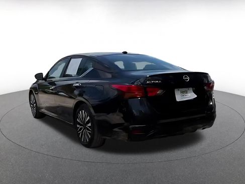 Used 2025 Nissan Altima 2.5 SV FWD image 11