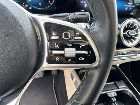 Used 2022 Mercedes-Benz GLB 250 4MATIC w/ Premium Package Lite image 30