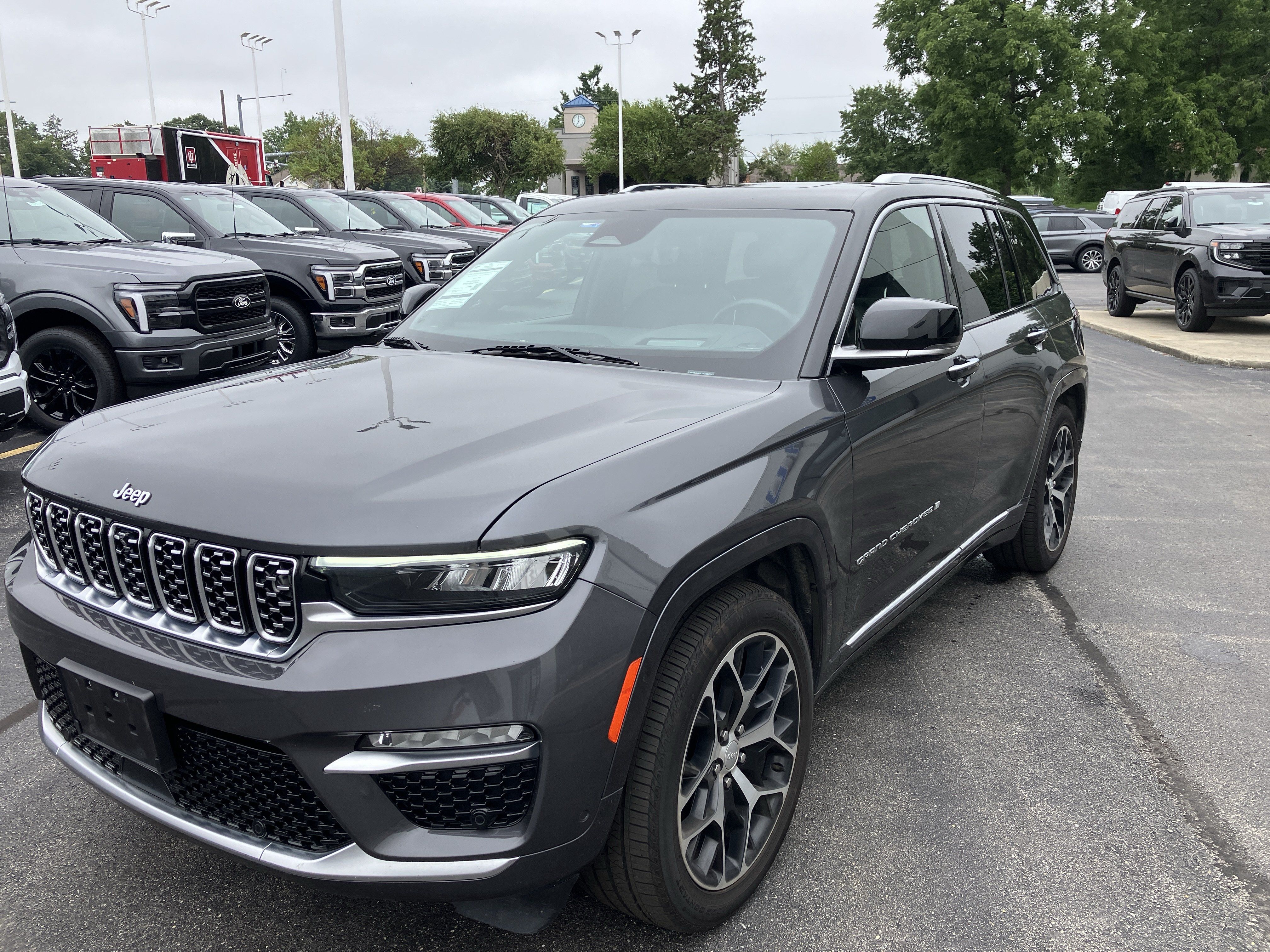 Used 2022 Jeep Grand Cherokee Summit AWD/4WD image 3