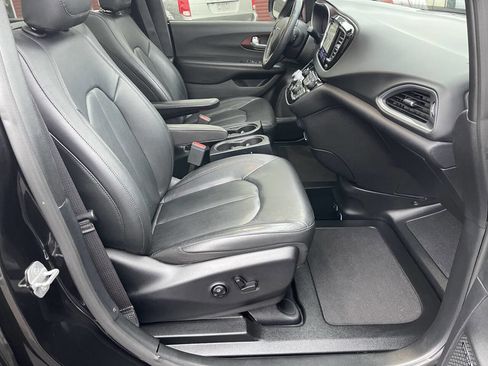 Used 2019 Chrysler Pacifica Touring-L image 23