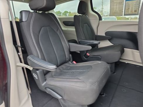 Used 2023 Chrysler Voyager LX image 17