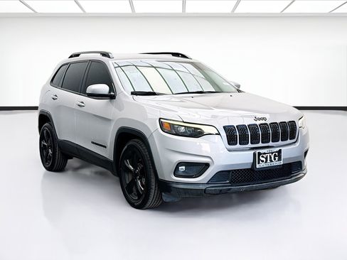 Used 2019 Jeep Cherokee Latitude Plus FWD image 3