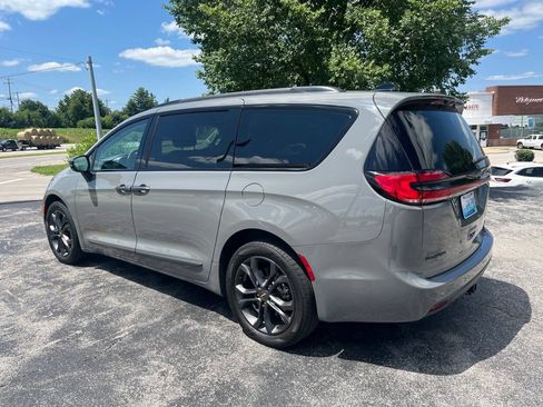 Used 2023 Chrysler Pacifica Touring-L w/ Uconnect Theater Family Group AWD/4WD image 4