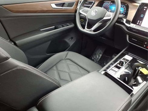 Used 2025 Volkswagen Atlas SE image 9