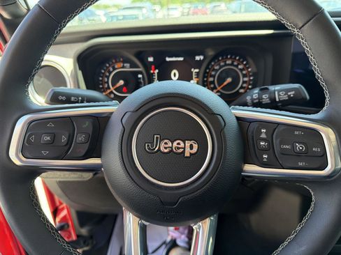 Used 2025 Jeep Wrangler Unlimited Sahara AWD/4WD image 13