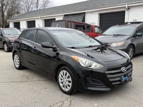 Used 2017 Hyundai Elantra GT image 19
