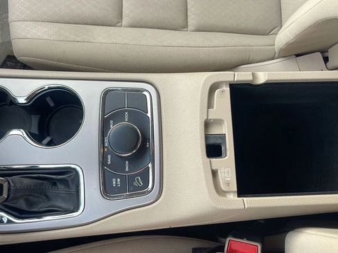 Used 2021 Jeep Grand Cherokee Laredo image 15