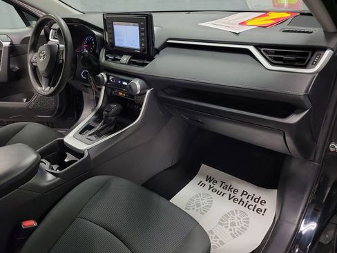 Used 2020 Toyota RAV4 LE image 23