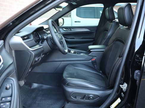 Used 2025 Jeep Grand Cherokee L Altitude AWD/4WD image 11