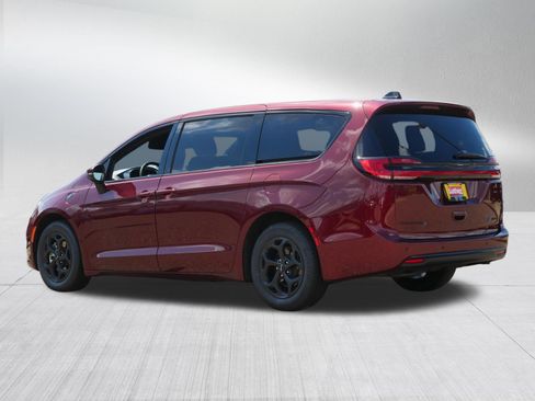 Used 2023 Chrysler Pacifica Touring-L w/ S Appearance Package FWD image 5