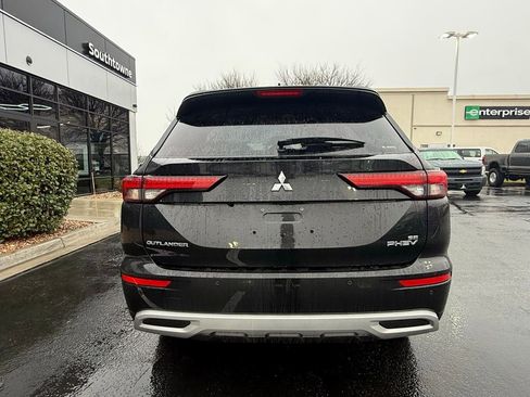 Used 2025 Mitsubishi Outlander SE image 6