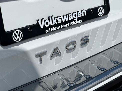 Used 2025 Volkswagen Taos SE FWD image 19