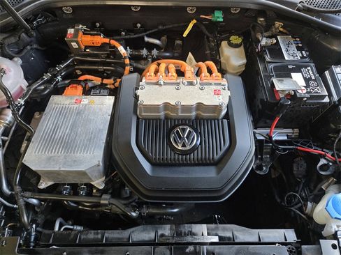 Used 2016 Volkswagen e-Golf SE w/ DC Fast Charging Package image 24