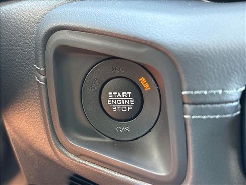 Used 2025 Jeep Gladiator Sport w/ Premium Package AWD/4WD image 16