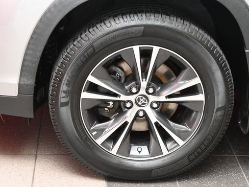 Certified 2019 Toyota Highlander LE image 17