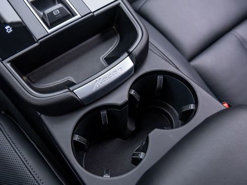 Certified 2025 Porsche Macan image 30