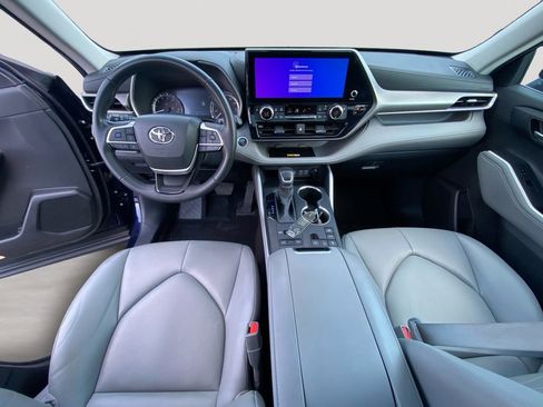 Used 2024 Toyota Highlander XLE AWD/4WD image 10