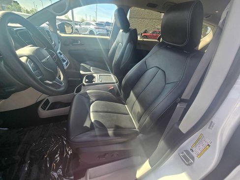 Used 2024 Chrysler Pacifica Touring-L FWD image 23