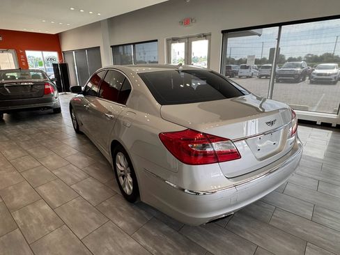 Used 2012 Hyundai Genesis 3.8 RWD image 10