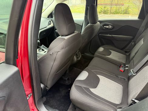 Used 2017 Jeep Cherokee Sport image 23