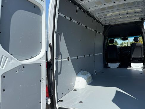 Used 2024 Mercedes-Benz Sprinter 2500 image 11