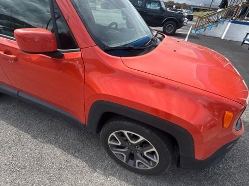 Used 2016 Jeep Renegade Latitude FWD image 14