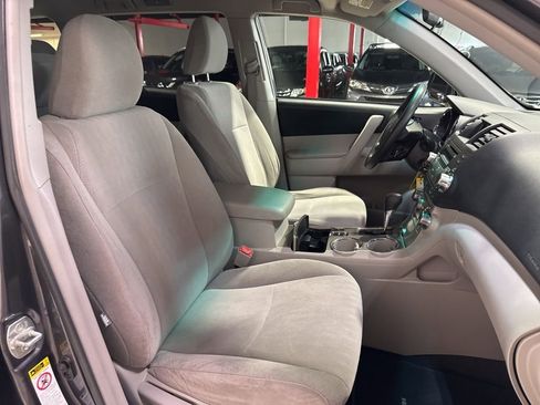 Used 2012 Toyota Highlander 4WD w/ Tow Pkg image 35