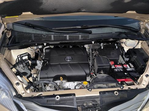 Used 2014 Toyota Sienna XLE image 23