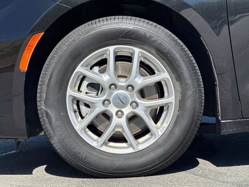 Used 2023 Chrysler Pacifica Touring-L FWD image 15