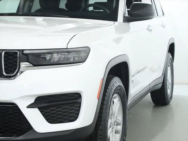 Used 2023 Jeep Grand Cherokee Laredo AWD/4WD image 4